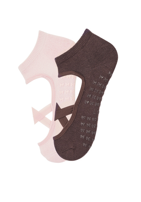 Bild: ABS-Socken von LSCN by LASCANA: <h3>Im 2er-Pack: ABS-Socken für ultimativen Halt</h3>
<p>
Die neuen ABS-Socken von <strong>LSCN by LASCANA</strong> wurden speziell für anspruchsvolle Übungen entwickelt. Diese Socken bieten nicht nur hervorragende Rutschfestigkeit, sondern halten auch die Füße warm und sauber. Sie sind die perfekte Wahl für Pilates, Yoga sowie Tanz und Ballett, und heben sich durch ihr sportliches Design und die unifarbene Optik hervor. 
</p>

<h4>Perfekte Passform und Pflegeleicht</h4>
<p>
Die ABS-Socken zeichnen sich durch ihre elastische Passform aus, die einen optimalen Sitz gewährleistet. Hergestellt aus einer hochwertigen Baumwollmischung, bieten sie ein angenehm weiches Tragegefühl und sind somit ideal für längere Trainingseinheiten. Darüber hinaus sind diese Socken pflegeleicht und können problemlos in der Maschine gewaschen werden, was ihre Langlebigkeit erhöht und den Pflegeaufwand minimiert.
</p>

<h4>Vielseitige Kombinationsmöglichkeiten</h4>
<p>
Die Socken sind die ideale Ergänzung für verschiedene Freizeit- und Sportoutfits. Sie passen hervorragend zu lässigen Leggings oder Shorts und können mit sportlichen Sneakern für den Streetwear-Look kombiniert werden. Egal ob beim Yoga, im Fitnessstudio oder bei Outdoor-Aktivitäten, diese Sportsocken sind stets ein stylisches Accessoire. Für einen gemütlichen Abend zu Hause sind sie die perfekte Wahl, um die Füße warm zu halten, während man entspannt oder meditiert.
</p>
<p>
Mit dem 2er-Pack ABS-Socken von <strong>LSCN by LASCANA</strong>  wird jedes Work-out zum Erlebnis. 
</p>