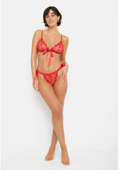 Bild: Bralette von LSCN by LASCANA: Sinnlich und verführerisch in Spitze – mit deinem Bralette von LSCN by Lascana. Das Design aus feiner Spitze mit Blumenmuster wird mit frechen Fransen an den Rändern abgerundet. Durch die semitransparente Optik werden sexy Einblicke gewährt. Die große Schleife vorn verleiht dem Bustier das gewisse Etwas, sie ist aber auch abnehmbar– ideal zum Druntertragen. Genieß mit deinem Bralette von LSCN by Lascana sinnliche Stunden.