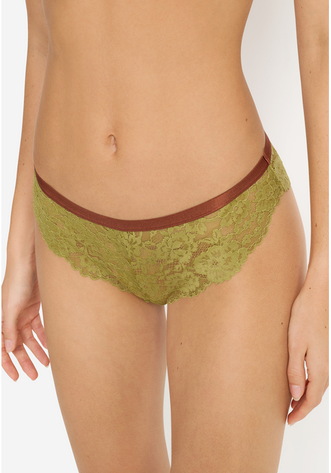 Bild: Brasilslip von LSCN by LASCANA: Brasilslip von LSCN by Lascana. Aus einer weichen, floralen Spitze. Mit glänzendem, kontrastfarbenem Bündchen. Moderne Passform mit höherem Beinausschnitt. Aus Nylon.