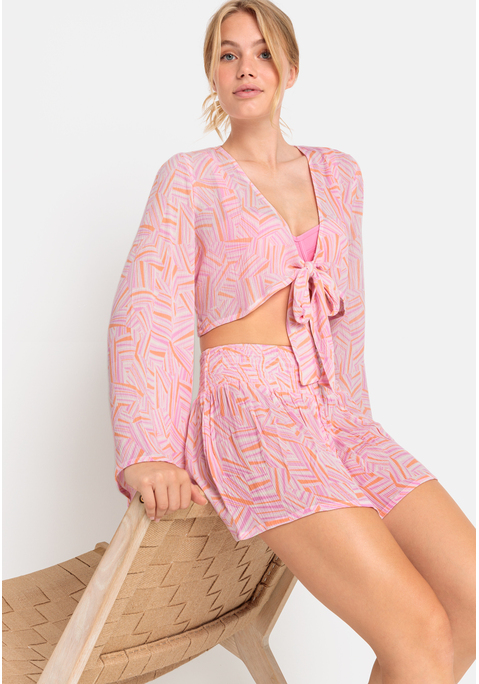 Bild: Strandset: Crepebluse und Shorts von LSCN by LASCANA: Verkürzte Bluse von LSCN by Lascana zum Knoten vorn. Lange, weite Ärmel. Shorts mit breitem Smokbund. Weite Form. Aus gekreppter Viskose.