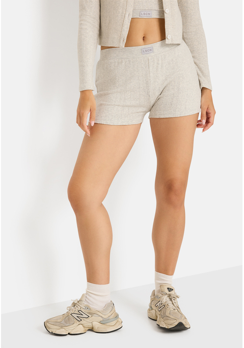 Bild: Hotpants von LSCN by LASCANA: Hotpants von LSCN by Lascana mit hübschem Ajourmuster. Elastischer Bund mit kleinem Markenlabel. Schön eng anliegend. Toll zu verschiedenen frechen Looks. Weicher, melierter Feinstrick.