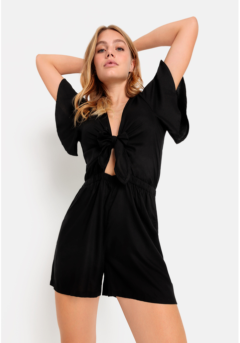 Bild: Kurzoverall von LSCN by LASCANA: Kurzoverall von LSCN by Lascana mit tiefem V-Ausschnitt und modischem Knotendetail vorne. Kurze Ärmel. Gummizug in der Taille. Aus gewebter Viskose.