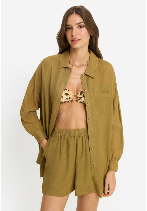 Bild: Langarmbluse von LSCN by LASCANA: Schönes Set aus Bluse und Shorts von LSCN by Lascana. Langärmelige Bluse mit überschnittenen Schultern, Knopfleiste und abgerundetem Saum. Shorts mit elastischem Bund und praktischen Seitentaschen. Trageangenehme Qualität mit Viskose.