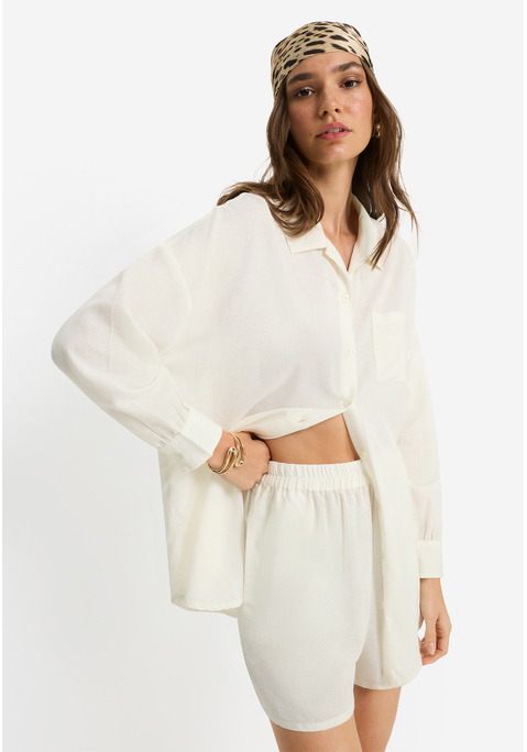 Bild: Langarmbluse von LSCN by LASCANA: Schönes Set aus Bluse und Shorts von LSCN by Lascana. Langärmelige Bluse mit überschnittenen Schultern, Knopfleiste und abgerundetem Saum. Shorts mit elastischem Bund und praktischen Seitentaschen. Trageangenehme Qualität mit Viskose.