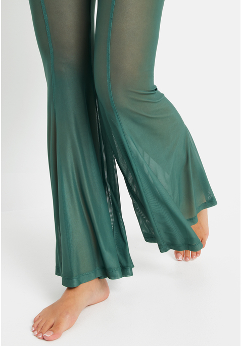 Bild: Strandset: Shirt und Hose von LSCN by LASCANA: Aufregendes, semitransparentes Set aus Shirt und Hose von LSCN by Lascana. Bauchfreies Langarmshirt zum Knoten vorn. Schlupfhose mit Gummizug und ausgestelltem Bein. Elastische Meshware.