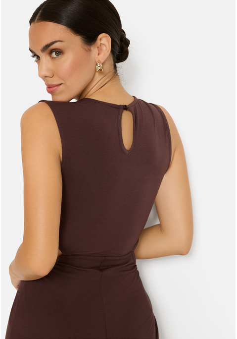 Bild: Maxikleid von LSCN by LASCANA: Unifarbenes Maxikleid von LSCN by Lascana mit Cut-outs seitlich auf Taillenhöhe. Hoher Rundhalsausschnitt. Eingelegte Falten auf der Schulter. Schmuckdetail vorn am Bauch. Hinten Schlitz mit Knopfverschluss im Nacken. Weiche, fließende Jerseyqualität.
