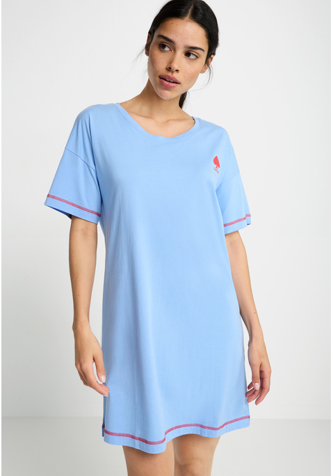 Bild: Nachthemd von LSCN by LASCANA: Lässig, soft & super cozy: Das Bigshirt von LSCN by Lascana ist wie gemacht für entspannte Me-Time-Momente. Mit seinem lockeren Schnitt, dem klassischen Rundhalsausschnitt und dem kleinen Frontprint bringt es charmante Leichtigkeit in deinen Schlaf- oder Loungewear-Look. Flatlocknähte an Ärmeln und Saum setzen feine Akzente und verleihen dem Shirt eine moderne Note. Die angenehm weiche Viskosemischung sorgt für ein herrlich softes Tragegefühl. Das ist perfekt für gemütliche Abende und erholsame Nächte. Genieße den Komfort – im Bigshirt von LSCN by Lascana.