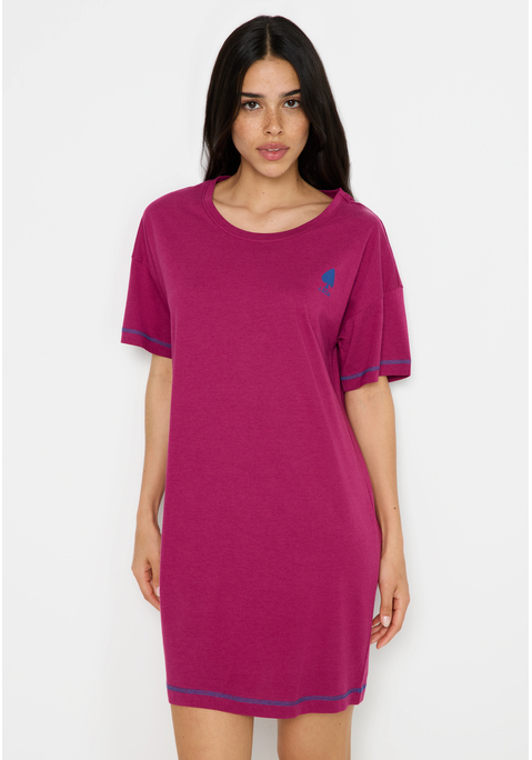 Bild: Nachthemd von LSCN by LASCANA: Lässig, soft & super cozy: Das Bigshirt von LSCN by Lascana ist wie gemacht für entspannte Me-Time-Momente. Mit seinem lockeren Schnitt, dem klassischen Rundhalsausschnitt und dem kleinen Frontprint bringt es charmante Leichtigkeit in deinen Schlaf- oder Loungewear-Look. Flatlocknähte an Ärmeln und Saum setzen feine Akzente und verleihen dem Shirt eine moderne Note. Die angenehm weiche Viskosemischung sorgt für ein herrlich softes Tragegefühl. Das ist perfekt für gemütliche Abende und erholsame Nächte. Genieße den Komfort – im Bigshirt von LSCN by Lascana.