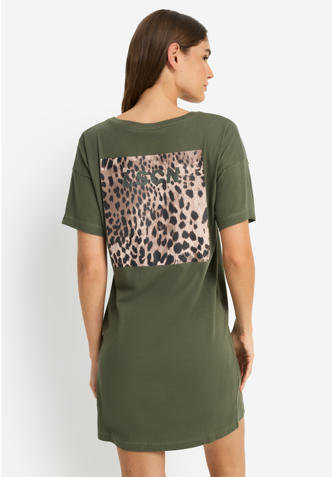 Bild: Nachthemd von LSCN by LASCANA: Bigshirt von LSCN by Lascana. Kleiner Front-, großer Rückenprint. Locker geschnitten. Mit Rundhalsausschnitt. Flatlocknähte an den Ärmeln und am Saum. Angenehm weiche Viskosemischqualität.