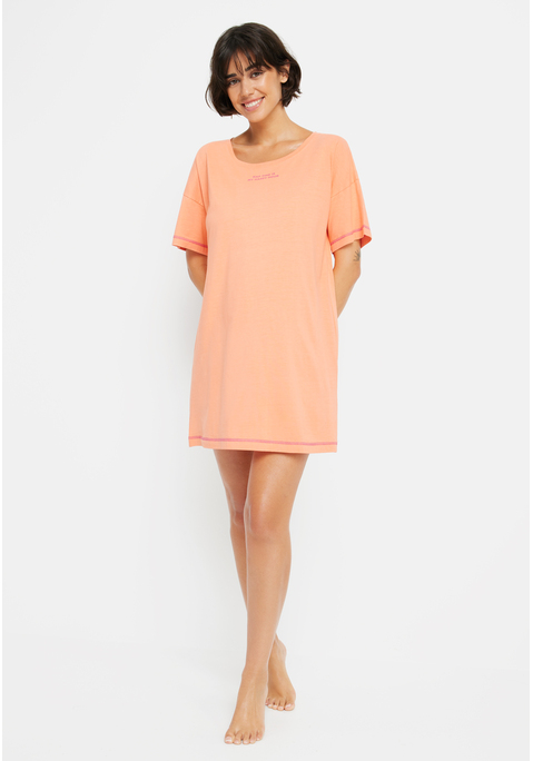 Bild: Nachthemd von LSCN by LASCANA: Lässig, soft & super cozy: Das Bigshirt von LSCN by Lascana ist wie gemacht für entspannte Me-Time-Momente. Mit seinem lockeren Schnitt, dem klassischen Rundhalsausschnitt und dem kleinen Frontprint bringt es charmante Leichtigkeit in deinen Schlaf- oder Loungewear-Look. Flatlocknähte an Ärmeln und Saum setzen feine Akzente und verleihen dem Shirt eine moderne Note. Die angenehm weiche Viskosemischung sorgt für ein herrlich softes Tragegefühl. Das ist perfekt für gemütliche Abende und erholsame Nächte. Genieße den Komfort – im Bigshirt von LSCN by Lascana.