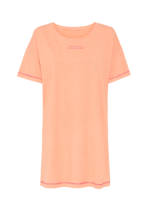 Bild: Nachthemd von LSCN by LASCANA: Lässig, soft & super cozy: Das Bigshirt von LSCN by Lascana ist wie gemacht für entspannte Me-Time-Momente. Mit seinem lockeren Schnitt, dem klassischen Rundhalsausschnitt und dem kleinen Frontprint bringt es charmante Leichtigkeit in deinen Schlaf- oder Loungewear-Look. Flatlocknähte an Ärmeln und Saum setzen feine Akzente und verleihen dem Shirt eine moderne Note. Die angenehm weiche Viskosemischung sorgt für ein herrlich softes Tragegefühl. Das ist perfekt für gemütliche Abende und erholsame Nächte. Genieße den Komfort – im Bigshirt von LSCN by Lascana.