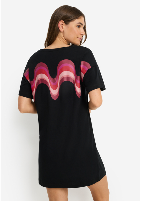 Bild: Nachthemd von LSCN by LASCANA: Bigshirt von LSCN by Lascana. Kleiner Front-, großer Rückenprint. Locker geschnitten. Mit Rundhalsausschnitt. Flatlocknähte an den Ärmeln und am Saum. Angenehm weiche Viskosemischqualität.