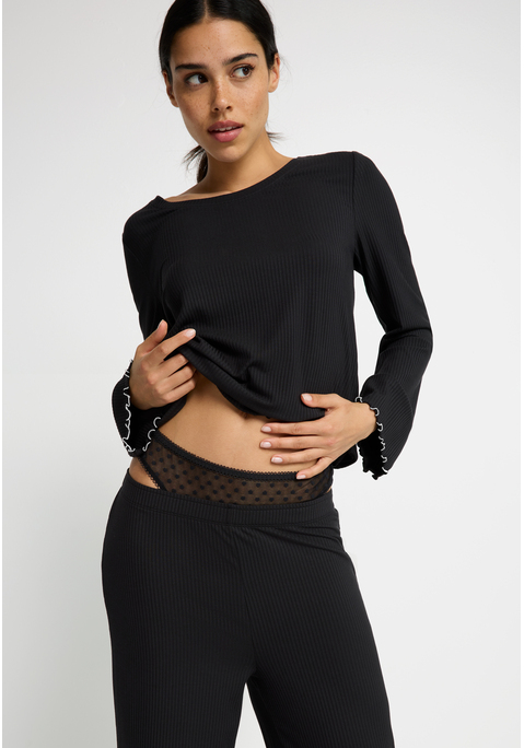 Bild: Pyjama von LSCN by LASCANA: Relaxen mit Style – der Pyjama von LSCN by Lascana ist die perfekte Kombination aus Komfort und trendigen Details. Das Langarmshirt mit Rundhalsausschnitt und legerem Fit sorgt für ein entspanntes Tragegefühl, das dich durch den ganzen Tag begleitet – oder eben durch die ganze Nacht. Die Hose mit elastischem Bund und Tunnelzug passt sich deinem Körper an und garantiert dabei maximalen Komfort. Die weiche Rippware umhüllt dich sanft, während die Kontrast-Kräsuselkanten dem Set das gewisse Etwas verleihen. Ein Set, das nicht nur bequem ist, sondern auch mit modernen Details überzeugt – der Pyjama von LSCN by Lascana.