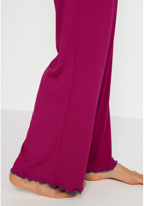 Bild: Pyjama von LSCN by LASCANA: Relaxen mit Style – der Pyjama von LSCN by Lascana ist die perfekte Kombination aus Komfort und trendigen Details. Das Langarmshirt mit Rundhalsausschnitt und legerem Fit sorgt für ein entspanntes Tragegefühl, das dich durch den ganzen Tag begleitet – oder eben durch die ganze Nacht. Die Hose mit elastischem Bund und Tunnelzug passt sich deinem Körper an und garantiert dabei maximalen Komfort. Die weiche Rippware umhüllt dich sanft, während die Kontrast-Kräsuselkanten dem Set das gewisse Etwas verleihen. Ein Set, das nicht nur bequem ist, sondern auch mit modernen Details überzeugt – der Pyjama von LSCN by Lascana.