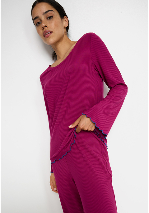Bild: Pyjama von LSCN by LASCANA: Relaxen mit Style – der Pyjama von LSCN by Lascana ist die perfekte Kombination aus Komfort und trendigen Details. Das Langarmshirt mit Rundhalsausschnitt und legerem Fit sorgt für ein entspanntes Tragegefühl, das dich durch den ganzen Tag begleitet – oder eben durch die ganze Nacht. Die Hose mit elastischem Bund und Tunnelzug passt sich deinem Körper an und garantiert dabei maximalen Komfort. Die weiche Rippware umhüllt dich sanft, während die Kontrast-Kräsuselkanten dem Set das gewisse Etwas verleihen. Ein Set, das nicht nur bequem ist, sondern auch mit modernen Details überzeugt – der Pyjama von LSCN by Lascana.
