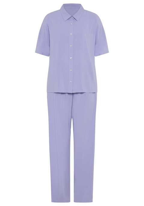 Bild: Pyjama von LSCN by LASCANA: Pyjama von LSCN by LASCANA mit weiter Ballon-Hose. Überschnittene Schulter. Kurzarm. Kurzes Oberteil mit Hemdkragen. Durchgehende Knopfleiste. Lange Ballon-Hose mit elastischem Bund. Marken-Patch. Angenehmer Webstoff aus reiner Viskose. Markenlabel. Abgesteppter Rumpf- und Ärmelabschluss. Oversize.