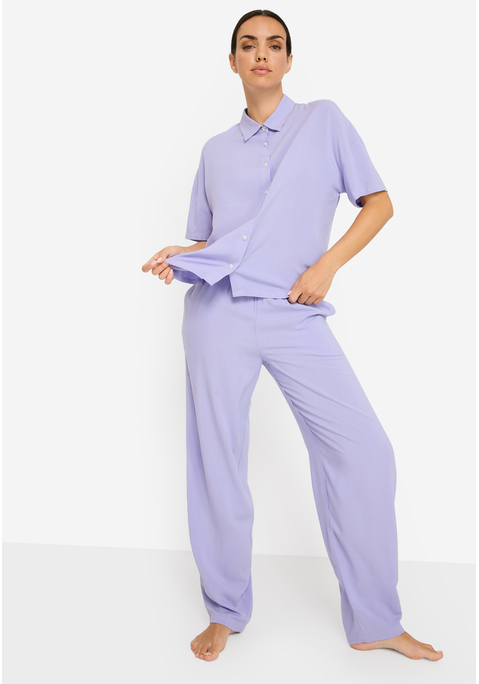 Bild: Pyjama von LSCN by LASCANA: Pyjama von LSCN by LASCANA mit weiter Ballon-Hose. Überschnittene Schulter. Kurzarm. Kurzes Oberteil mit Hemdkragen. Durchgehende Knopfleiste. Lange Ballon-Hose mit elastischem Bund. Marken-Patch. Angenehmer Webstoff aus reiner Viskose. Markenlabel. Abgesteppter Rumpf- und Ärmelabschluss. Oversize.