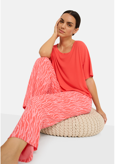 Bild: Pyjama von LSCN by LASCANA: Unifarbener Pyjama von LSCN by LASCANA. Oberteil mit überschnittener Schulter und halblangen Ärmeln. Rundhalsausschnitt mit Blende. Hüftlang. High-waist-Hose mit weitem Bein und kleiner Zierknopfleiste. Elastische Rippware aus Viskosemischung.