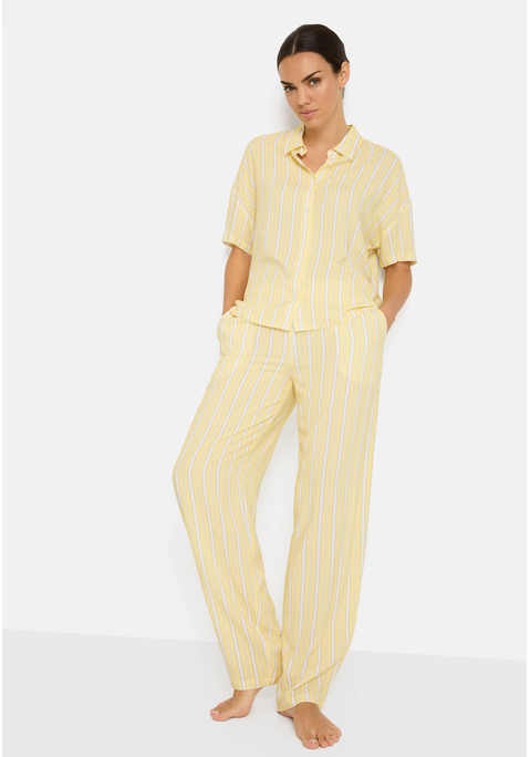 Bild: Pyjama von LSCN by LASCANA: Pyjama von LSCN by LASCANA mit weiter Ballon-Hose. Überschnittene Schulter. Kurzarm. Kurzes Oberteil mit Hemdkragen. Durchgehende Knopfleiste. Lange Ballon-Hose mit elastischem Bund. Marken-Patch. Angenehmer Webstoff aus reiner Viskose. Markenlabel. Abgesteppter Rumpf- und Ärmelabschluss. Oversize.
