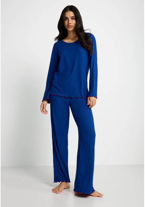 Bild: Pyjama von LSCN by LASCANA: Relaxen mit Style – der Pyjama von LSCN by Lascana ist die perfekte Kombination aus Komfort und trendigen Details. Das Langarmshirt mit Rundhalsausschnitt und legerem Fit sorgt für ein entspanntes Tragegefühl, das dich durch den ganzen Tag begleitet – oder eben durch die ganze Nacht. Die Hose mit elastischem Bund und Tunnelzug passt sich deinem Körper an und garantiert dabei maximalen Komfort. Die weiche Rippware umhüllt dich sanft, während die Kontrast-Kräsuselkanten dem Set das gewisse Etwas verleihen. Ein Set, das nicht nur bequem ist, sondern auch mit modernen Details überzeugt – der Pyjama von LSCN by Lascana.