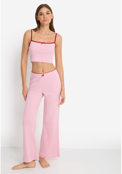 Bild: Pyjama von LSCN by LASCANA: Stylischer Pyjama von LSCN by Lascana. Top mit schmalen Trägern und kleiner Schleife am Ausschnitt. Hose mit weitem Bein und kleiner Schleife am elastischem Bund. Trageangenehme Qualität.