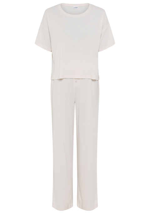 Bild: Pyjama von LSCN by LASCANA: Schlaf gut, träum schön! In diesem Pyjama von LSCN by Lascana wird Relaxen zum Style-Statement. Das locker geschnittene Shirt mit Rundhalsausschnitt, kurzen Ärmeln und überschnittenen Schultern bietet maximale Bewegungsfreiheit und einen entspannten Fit. Die passende Hose mit bequemem Gummizug sitzt angenehm an der Taille und punktet mit einem angedeuteten Eingriff samt Knopfleiste, ein lässiges Detail mit klassischem Touch. Das gerade geschnittene Bein rundet den Look ab und macht das Loungeset zur perfekten Mischung aus Komfort und Coolness. Mach die Nacht zu deinem Cozy-Moment – mit dem Pyjama von LSCN by Lascana.