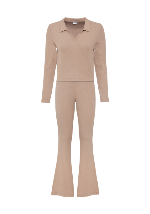 Bild: Pyjama von LSCN by LASCANA: Langer Pyjama mit Blusenkragen und V-Ausschnitt in schönem Rippmaterial. Hose mit breitem Bund in V-Form vorne in angenehmer Polyester-Viskosequalität.