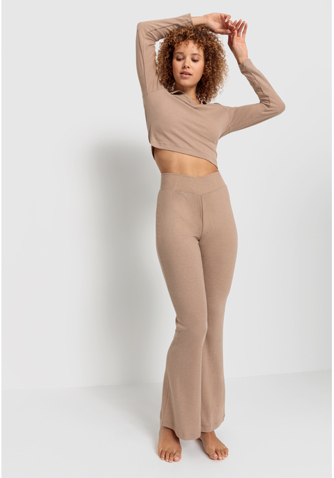 Bild: Pyjama von LSCN by LASCANA: Langer Pyjama mit Blusenkragen und V-Ausschnitt in schönem Rippmaterial. Hose mit breitem Bund in V-Form vorne in angenehmer Polyester-Viskosequalität.