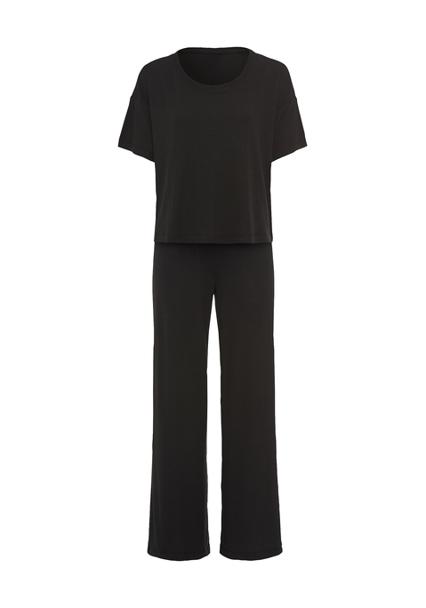 Bild: Pyjama von LSCN by LASCANA: Schlaf gut, träum schön! In diesem Pyjama von LSCN by Lascana wird Relaxen zum Style-Statement. Das locker geschnittene Shirt mit Rundhalsausschnitt, kurzen Ärmeln und überschnittenen Schultern bietet maximale Bewegungsfreiheit und einen entspannten Fit. Die passende Hose mit bequemem Gummizug sitzt angenehm an der Taille und punktet mit einem angedeuteten Eingriff samt Knopfleiste, ein lässiges Detail mit klassischem Touch. Das gerade geschnittene Bein rundet den Look ab und macht das Loungeset zur perfekten Mischung aus Komfort und Coolness. Mach die Nacht zu deinem Cozy-Moment – mit dem Pyjama von LSCN by Lascana.