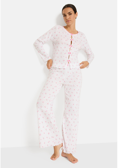 Bild: Pyjama von LSCN by LASCANA: Schlafanzug von LSCN by LASCANA mit Zierschleifen. Blümchen-Print. Langarm. Eingesetzte Ärmel. Ärmelabschluss mit Babylock. Rundhals mit Häkelkante. Kontrastfarbene Details. Kräuselsäume. Lange Hose mit elastischem Bund. Ajour Strick aus reiner Baumwolle. Geblümt. Allover-Druck. Häkelapplikation. Jersey. Ohne Verschluss.