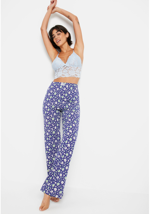 Bild: Pyjamahose von LSCN by LASCANA: Komfort trifft Style – die lange Pyjamahose von LSCN by Lascana ist dein perfekter Begleiter für entspannte Nächte und gemütliche Tage. Der elastische Bund sorgt für einen bequemen Sitz, während das weite Bein dir jede Menge Bewegungsfreiheit lässt. Die weiche Baumwoll-Viskosequalität fühlt sich ultraangenehm auf der Haut an und ist genau das, was du nach einem langen Tag brauchst. Ob beim Chillen zu Hause oder für die perfekte Nachtruhe, diese Hose lässt dich nie im Stich. Und der lockere Schnitt? Der gibt dir den ultimativen Chill-Vibe mit einem modernen Twist. Entspanne nicht nur stylish, sondern auch bequem – in der Pyjamahose von LSCN by Lascana.