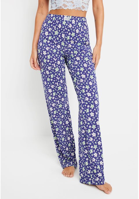 Bild: Pyjamahose von LSCN by LASCANA: Komfort trifft Style – die lange Pyjamahose von LSCN by Lascana ist dein perfekter Begleiter für entspannte Nächte und gemütliche Tage. Der elastische Bund sorgt für einen bequemen Sitz, während das weite Bein dir jede Menge Bewegungsfreiheit lässt. Die weiche Baumwoll-Viskosequalität fühlt sich ultraangenehm auf der Haut an und ist genau das, was du nach einem langen Tag brauchst. Ob beim Chillen zu Hause oder für die perfekte Nachtruhe, diese Hose lässt dich nie im Stich. Und der lockere Schnitt? Der gibt dir den ultimativen Chill-Vibe mit einem modernen Twist. Entspanne nicht nur stylish, sondern auch bequem – in der Pyjamahose von LSCN by Lascana.