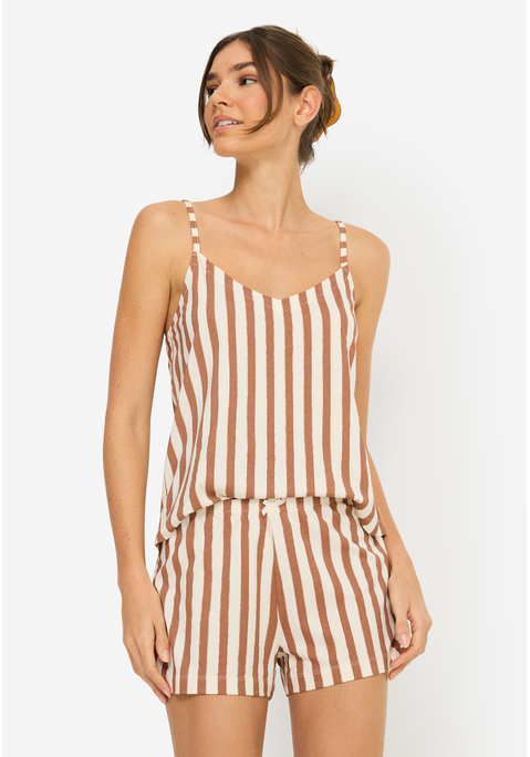 Bild: Shorty von LSCN by LASCANA: So comfy, so cute – der Shorty von LSCN by Lascana ist dein neuer Lieblingsbegleiter für entspannte Nächte und gemütliche Morgende. Das Top mit schmalen Trägern wirkt zart und feminin, während die Shorts mit elastischem Bund und kleiner Schleife nicht nur bequem, sondern auch charmant-verspielt daherkommen. Die angenehme Viskosequalität fühlt sich herrlich weich auf der Haut an und sorgt für ein rundum wohliges Tragegefühl, ob im Bett oder beim Chillen auf der Couch. Mach’s dir schön – mit dem Shorty von LSCN by Lascana.