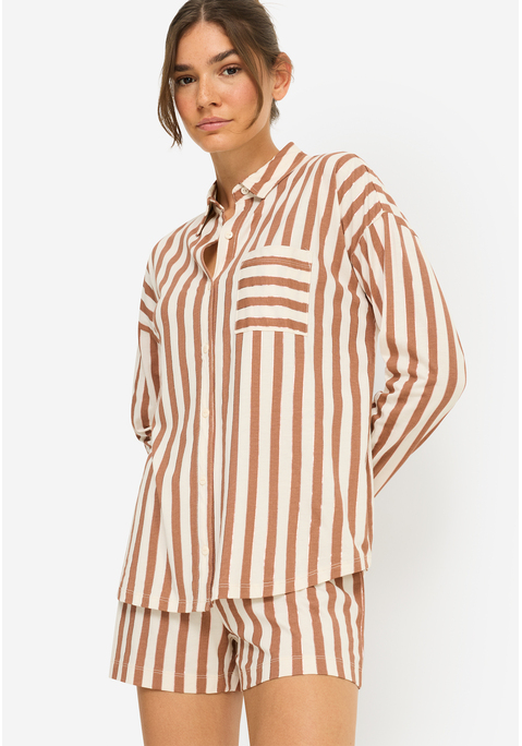 Bild: Shorty von LSCN by LASCANA: Gestreifter Long-Shorty von LSCN by Lascana. Lässiges, langärmeliges Pyjamaoberteil. Mit Blusenkragen und aufgesetzter Brusttasche. Durchgehende Knopfleiste. Shorts mit Gummizug und Front-Patch. Für gemütliche Momente. Weicher Single-Jersey.