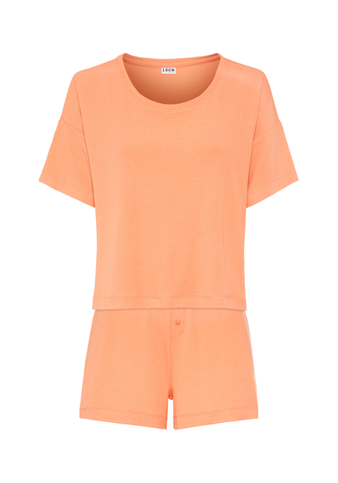 Bild: Shorty von LSCN by LASCANA: Lässiger Look, maximaler Komfort: Der Shorty von LSCN by Lascana bringt dich in den perfekten Chill-Modus. Das kurze, leger geschnittene Halbarmshirt mit überschnittenen Schultern bietet dir eine entspannte Passform, die dich nicht nur nachts, sondern auch beim Relaxen zu Hause begleitet. Die Shorts mit geradem Bein und einer kurzen Zier-Knopfleiste setzen ein süßes Detail und sorgen für einen coolen Look. Die weiche, elastische Rippqualität fühlt sich richtig angenehm auf der Haut an. Dadurch ist der Pyjama perfekt für gemütliche Abende. Kuschel dich ein und genieße den Komfort – mit dem Shorty von LSCN by Lascana.
