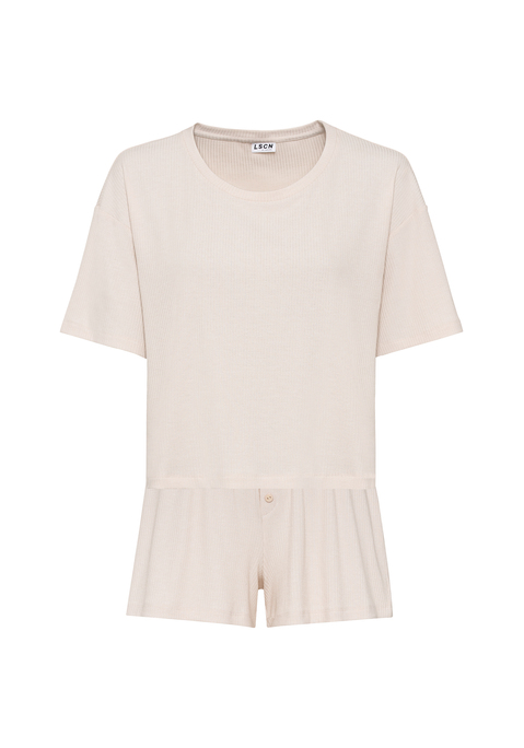 Bild: Shorty von LSCN by LASCANA: Lässiger Look, maximaler Komfort: Der Shorty von LSCN by Lascana bringt dich in den perfekten Chill-Modus. Das kurze, leger geschnittene Halbarmshirt mit überschnittenen Schultern bietet dir eine entspannte Passform, die dich nicht nur nachts, sondern auch beim Relaxen zu Hause begleitet. Die Shorts mit geradem Bein und einer kurzen Zier-Knopfleiste setzen ein süßes Detail und sorgen für einen coolen Look. Die weiche, elastische Rippqualität fühlt sich richtig angenehm auf der Haut an. Dadurch ist der Pyjama perfekt für gemütliche Abende. Kuschel dich ein und genieße den Komfort – mit dem Shorty von LSCN by Lascana.