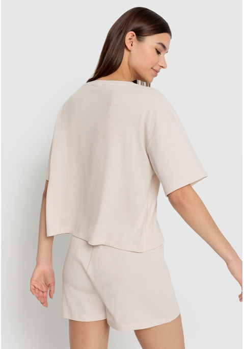 Bild: Shorty von LSCN by LASCANA: Lässiger Look, maximaler Komfort: Der Shorty von LSCN by Lascana bringt dich in den perfekten Chill-Modus. Das kurze, leger geschnittene Halbarmshirt mit überschnittenen Schultern bietet dir eine entspannte Passform, die dich nicht nur nachts, sondern auch beim Relaxen zu Hause begleitet. Die Shorts mit geradem Bein und einer kurzen Zier-Knopfleiste setzen ein süßes Detail und sorgen für einen coolen Look. Die weiche, elastische Rippqualität fühlt sich richtig angenehm auf der Haut an. Dadurch ist der Pyjama perfekt für gemütliche Abende. Kuschel dich ein und genieße den Komfort – mit dem Shorty von LSCN by Lascana.