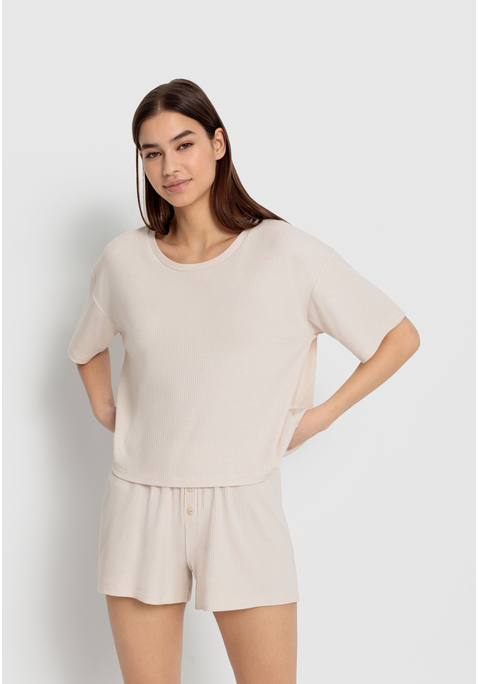 Bild: Shorty von LSCN by LASCANA: Lässiger Look, maximaler Komfort: Der Shorty von LSCN by Lascana bringt dich in den perfekten Chill-Modus. Das kurze, leger geschnittene Halbarmshirt mit überschnittenen Schultern bietet dir eine entspannte Passform, die dich nicht nur nachts, sondern auch beim Relaxen zu Hause begleitet. Die Shorts mit geradem Bein und einer kurzen Zier-Knopfleiste setzen ein süßes Detail und sorgen für einen coolen Look. Die weiche, elastische Rippqualität fühlt sich richtig angenehm auf der Haut an. Dadurch ist der Pyjama perfekt für gemütliche Abende. Kuschel dich ein und genieße den Komfort – mit dem Shorty von LSCN by Lascana.