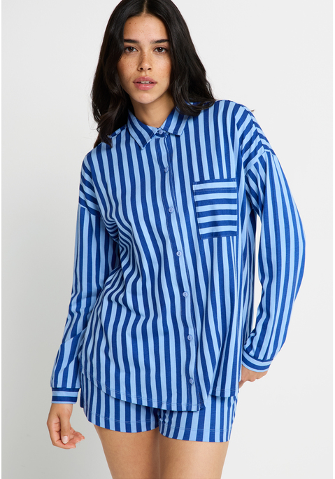 Bild: Shorty von LSCN by LASCANA: Gestreifter Long-Shorty von LSCN by Lascana. Lässiges, langärmeliges Pyjamaoberteil. Mit Blusenkragen und aufgesetzter Brusttasche. Durchgehende Knopfleiste. Shorts mit Gummizug und Front-Patch. Für gemütliche Momente. Weicher Single-Jersey.