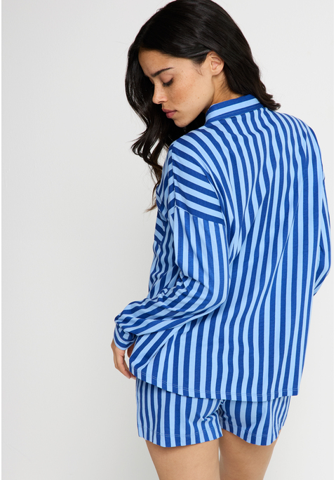Bild: Shorty von LSCN by LASCANA: Gestreifter Long-Shorty von LSCN by Lascana. Lässiges, langärmeliges Pyjamaoberteil. Mit Blusenkragen und aufgesetzter Brusttasche. Durchgehende Knopfleiste. Shorts mit Gummizug und Front-Patch. Für gemütliche Momente. Weicher Single-Jersey.
