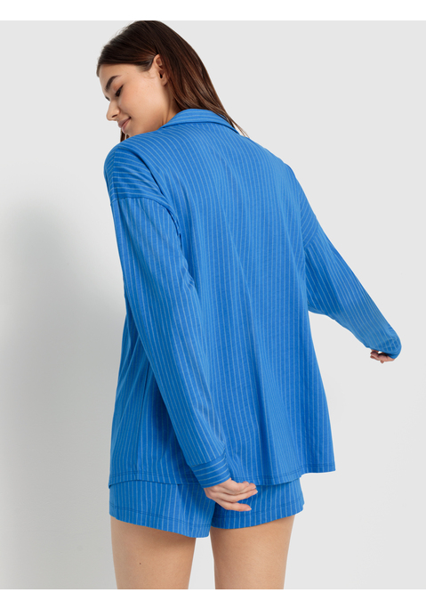 Bild: Shorty von LSCN by LASCANA: Chill mal richtig: Der Long Shorty von LSCN by Lascana bringt deinen Pyjama-Style auf ein neues Level. Das Oberteil im lockeren Blusenstil mit Kragen und aufgesetzter Brusttasche sieht nicht nur cool aus, sondern fühlt sich auch super bequem an. Die durchgehende Knopfleiste und die langen Ärmel sorgen für einen klassischen Touch. Die Shorts mit elastischem Gummibund und Front-Patch bieten dir perfekten Sitz und jede Menge Komfort für entspannte Nächte und gemütliche Momente. Genieß den Vibe und fühl dich gut – mit dem Long Shorty von LSCN by Lascana.
