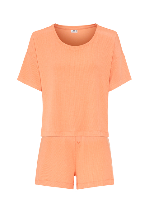 Bild: Shorty von LSCN by LASCANA: Lässiger Look, maximaler Komfort: Der Shorty von LSCN by Lascana bringt dich in den perfekten Chill-Modus. Das kurze, leger geschnittene Halbarmshirt mit überschnittenen Schultern bietet dir eine entspannte Passform, die dich nicht nur nachts, sondern auch beim Relaxen zu Hause begleitet. Die Shorts mit geradem Bein und einer kurzen Zier-Knopfleiste setzen ein süßes Detail und sorgen für einen coolen Look. Die weiche, elastische Rippqualität fühlt sich richtig angenehm auf der Haut an. Dadurch ist der Pyjama perfekt für gemütliche Abende. Kuschel dich ein und genieße den Komfort – mit dem Shorty von LSCN by Lascana.