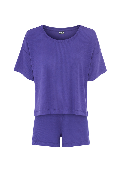 Bild: Shorty von LSCN by LASCANA: Lässiger Look, maximaler Komfort: Der Shorty von LSCN by Lascana bringt dich in den perfekten Chill-Modus. Das kurze, leger geschnittene Halbarmshirt mit überschnittenen Schultern bietet dir eine entspannte Passform, die dich nicht nur nachts, sondern auch beim Relaxen zu Hause begleitet. Die Shorts mit geradem Bein und einer kurzen Zier-Knopfleiste setzen ein süßes Detail und sorgen für einen coolen Look. Die weiche, elastische Rippqualität fühlt sich richtig angenehm auf der Haut an. Dadurch ist der Pyjama perfekt für gemütliche Abende. Kuschel dich ein und genieße den Komfort – mit dem Shorty von LSCN by Lascana.