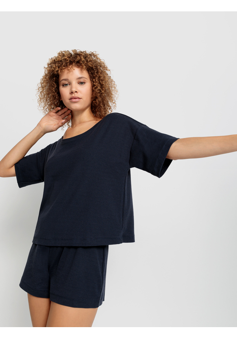 Bild: Shorty von LSCN by LASCANA: Lässiger Look, maximaler Komfort: Der Shorty von LSCN by Lascana bringt dich in den perfekten Chill-Modus. Das kurze, leger geschnittene Halbarmshirt mit überschnittenen Schultern bietet dir eine entspannte Passform, die dich nicht nur nachts, sondern auch beim Relaxen zu Hause begleitet. Die Shorts mit geradem Bein und einer kurzen Zier-Knopfleiste setzen ein süßes Detail und sorgen für einen coolen Look. Die weiche, elastische Rippqualität fühlt sich richtig angenehm auf der Haut an. Dadurch ist der Pyjama perfekt für gemütliche Abende. Kuschel dich ein und genieße den Komfort – mit dem Shorty von LSCN by Lascana.