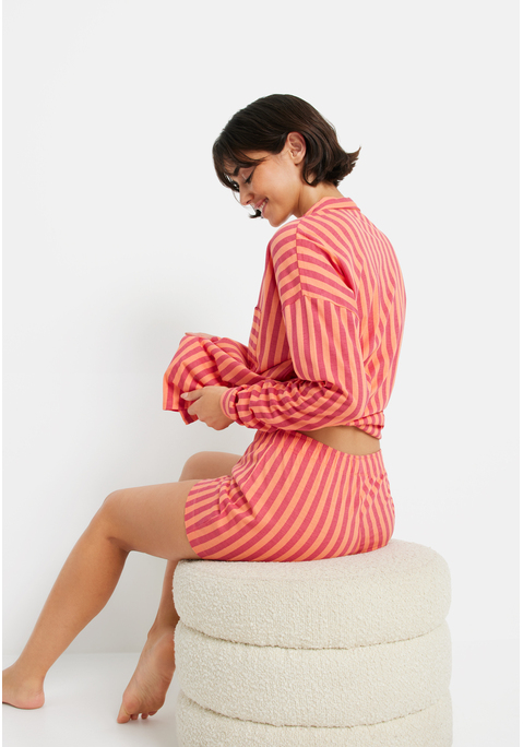 Bild: Shorty von LSCN by LASCANA: Chill mal richtig: Der Long Shorty von LSCN by Lascana bringt deinen Pyjama-Style auf ein neues Level. Das Oberteil im lockeren Blusenstil mit Kragen und aufgesetzter Brusttasche sieht nicht nur cool aus, sondern fühlt sich auch super bequem an. Die durchgehende Knopfleiste und die langen Ärmel sorgen für einen klassischen Touch. Die Shorts mit elastischem Gummibund und Front-Patch bieten dir perfekten Sitz und jede Menge Komfort für entspannte Nächte und gemütliche Momente. Genieß den Vibe und fühl dich gut – mit dem Long Shorty von LSCN by Lascana.