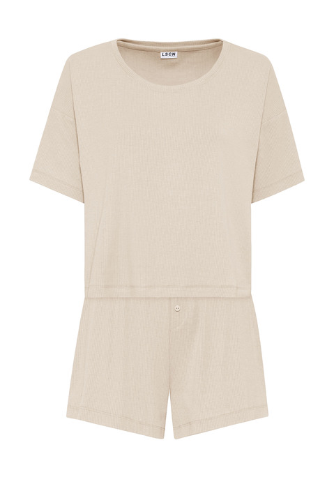 Bild: Shorty von LSCN by LASCANA: Lässiger Look, maximaler Komfort: Der Shorty von LSCN by Lascana bringt dich in den perfekten Chill-Modus. Das kurze, leger geschnittene Halbarmshirt mit überschnittenen Schultern bietet dir eine entspannte Passform, die dich nicht nur nachts, sondern auch beim Relaxen zu Hause begleitet. Die Shorts mit geradem Bein und einer kurzen Zier-Knopfleiste setzen ein süßes Detail und sorgen für einen coolen Look. Die weiche, elastische Rippqualität fühlt sich richtig angenehm auf der Haut an. Dadurch ist der Pyjama perfekt für gemütliche Abende. Kuschel dich ein und genieße den Komfort – mit dem Shorty von LSCN by Lascana.