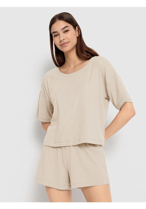 Bild: Shorty von LSCN by LASCANA: Lässiger Look, maximaler Komfort: Der Shorty von LSCN by Lascana bringt dich in den perfekten Chill-Modus. Das kurze, leger geschnittene Halbarmshirt mit überschnittenen Schultern bietet dir eine entspannte Passform, die dich nicht nur nachts, sondern auch beim Relaxen zu Hause begleitet. Die Shorts mit geradem Bein und einer kurzen Zier-Knopfleiste setzen ein süßes Detail und sorgen für einen coolen Look. Die weiche, elastische Rippqualität fühlt sich richtig angenehm auf der Haut an. Dadurch ist der Pyjama perfekt für gemütliche Abende. Kuschel dich ein und genieße den Komfort – mit dem Shorty von LSCN by Lascana.