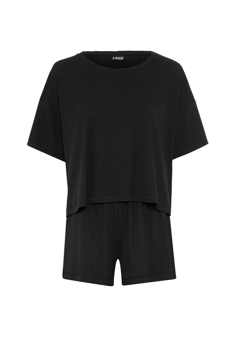 Bild: Shorty von LSCN by LASCANA: Lässiger Look, maximaler Komfort: Der Shorty von LSCN by Lascana bringt dich in den perfekten Chill-Modus. Das kurze, leger geschnittene Halbarmshirt mit überschnittenen Schultern bietet dir eine entspannte Passform, die dich nicht nur nachts, sondern auch beim Relaxen zu Hause begleitet. Die Shorts mit geradem Bein und einer kurzen Zier-Knopfleiste setzen ein süßes Detail und sorgen für einen coolen Look. Die weiche, elastische Rippqualität fühlt sich richtig angenehm auf der Haut an. Dadurch ist der Pyjama perfekt für gemütliche Abende. Kuschel dich ein und genieße den Komfort – mit dem Shorty von LSCN by Lascana.