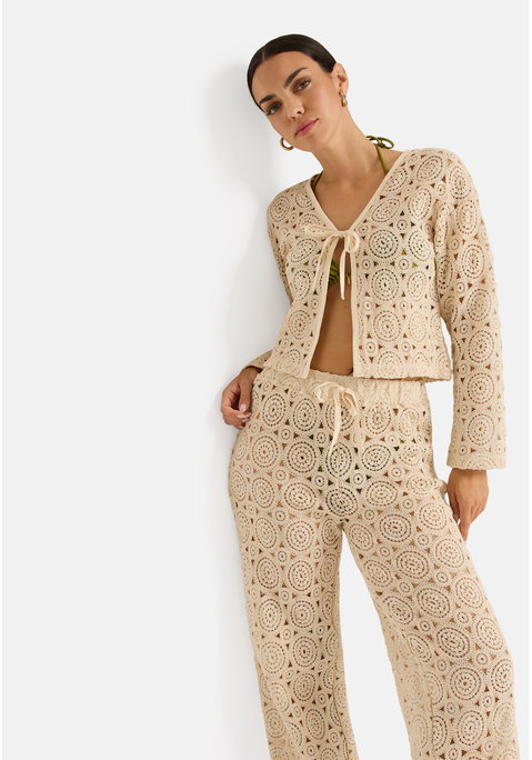 Bild: Strickjacke von LSCN by LASCANA: Im Boho-Stil: unifarbene langärmelige Strickjacke von LSCN by Lascana aus Häkelspitze. Vorn mit Bindeband zu schließen. Leicht verkürzte Länge, taillenbedeckt. Gerader Rumpf- und Ärmelabschluss. Figurumspielend. Ideal für Sommer, Strand oder auch etwas festlichere Gelegenheiten. Trageangenehme Baumwollqualität.