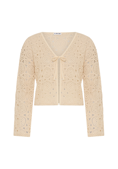 Bild: Strickjacke von LSCN by LASCANA: Im Boho-Stil: unifarbene langärmelige Strickjacke von LSCN by Lascana aus Häkelspitze. Vorn mit Bindeband zu schließen. Leicht verkürzte Länge, taillenbedeckt. Gerader Rumpf- und Ärmelabschluss. Figurumspielend. Ideal für Sommer, Strand oder auch etwas festlichere Gelegenheiten. Trageangenehme Baumwollqualität.